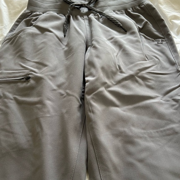 Jaanuu scrub set, xsp joggers and xs petite top. - Picture 4 of 5